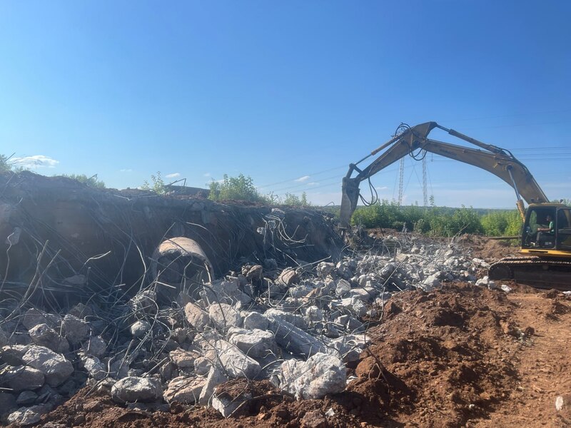 Вывоз мусора после демонтажа бетонного здания