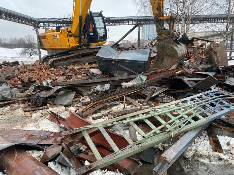 Вывоз мусора после демонтажа деревянного дома